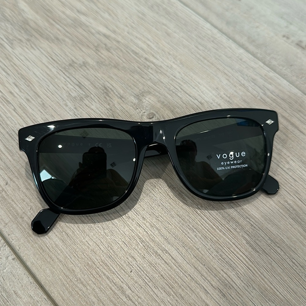 Unisex black plastic sunglasses